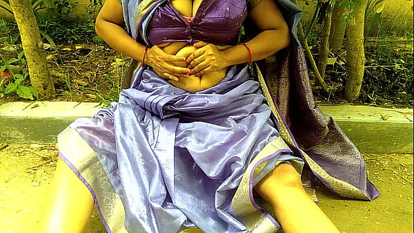 देसी विशाल गांड वाली सौतेली माँ चूत में उंगली करती आंगन में पेशाब करती है, आउटडोर सार्वजनिक xxx पेशाब